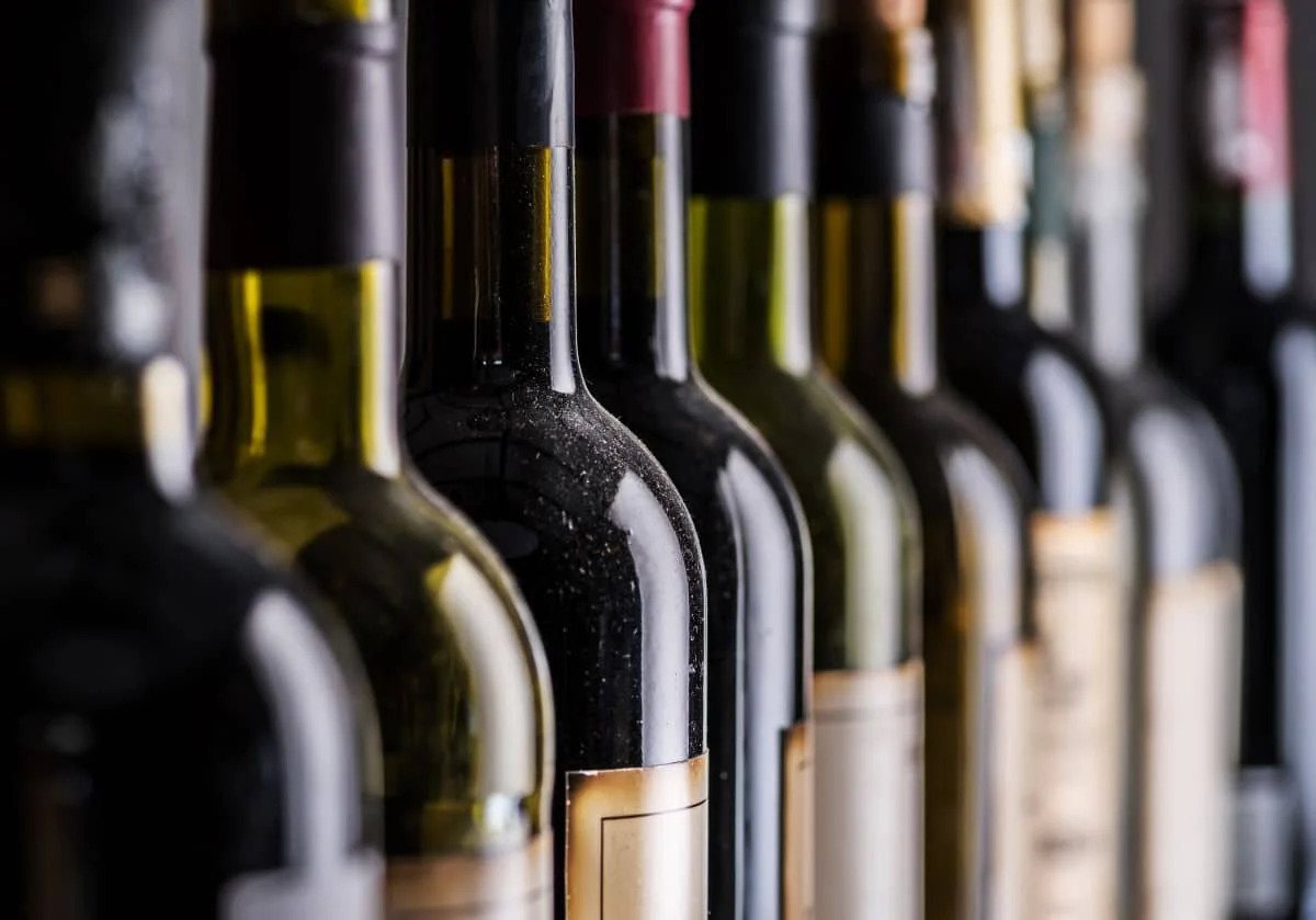 Bouteilles de vin de différentes tailles alignées
